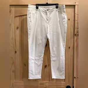 Women's White Plus Size Capris